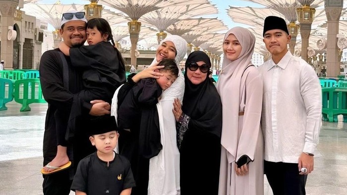 Bobby Nasution melaksanakan umroh bareng keluarga dan Kaesang Pangarep (Dok. Instagram @erinagudono)