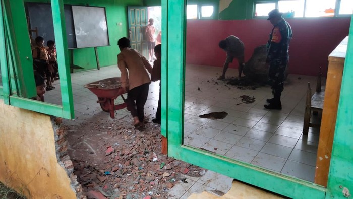 Sekolah di Desa Sadar, Kecamatan Tellulimpoe, Kabupaten Bone, tertimpa longsor.