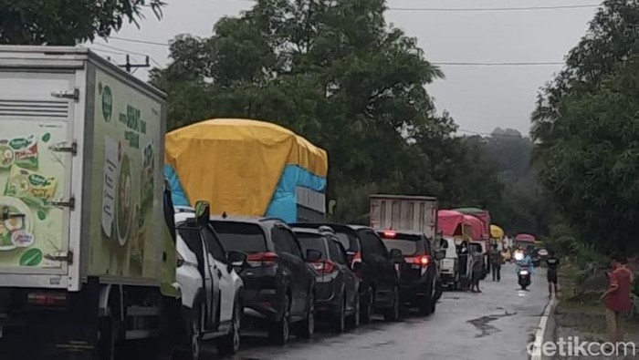 Jalan Poros Bone-Maros di Kecamatan Bengo, Kabupaten Bone, Sulawesi Selatan (Sulsel), mengalami kemacetan gegara pohon tumbang menutupi badan jalan.