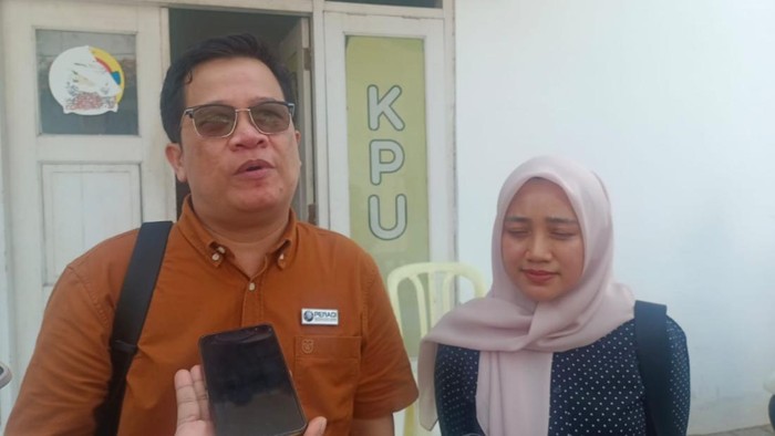 Caleg Vitriana Puspitasari bersama kuasa hukumnya, Arif NS mendatangi kantor KPU Batang untuk klarifikasi, Jumat (3/5/2024).