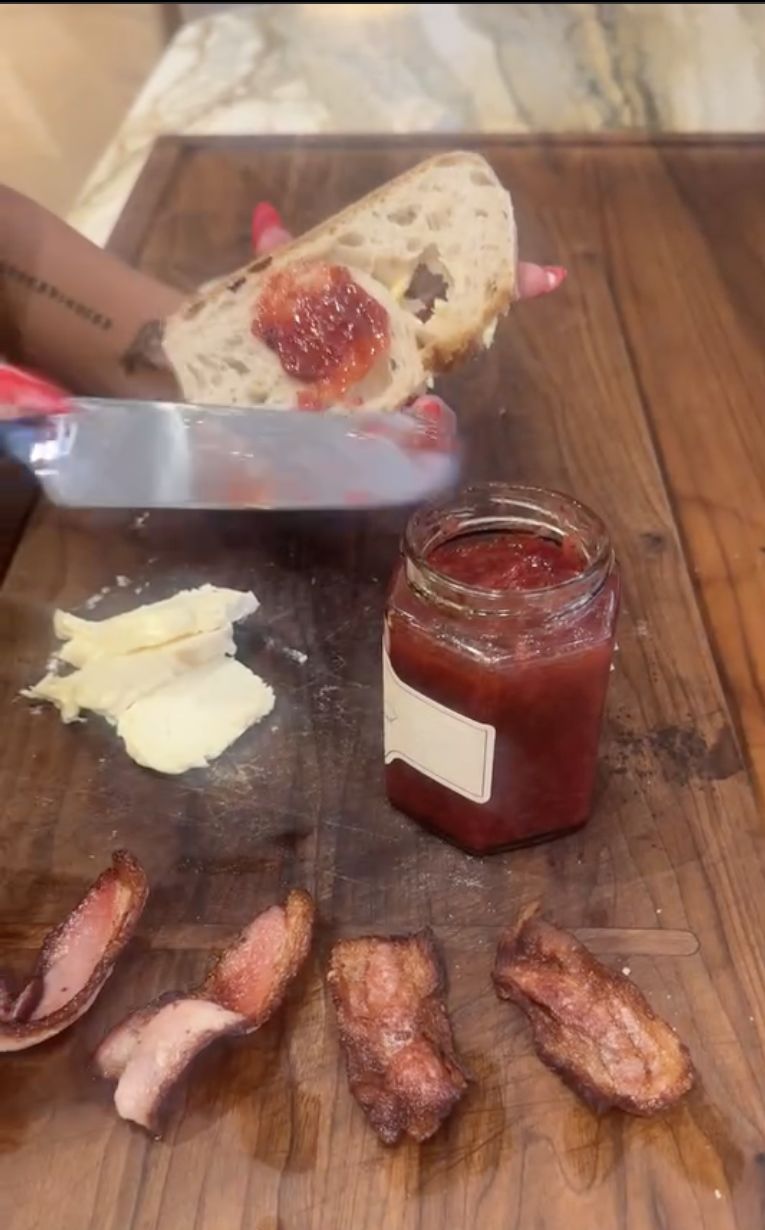 Chrissy Teigen Puji Produk Selai Meghan Markle, Begini Katanya