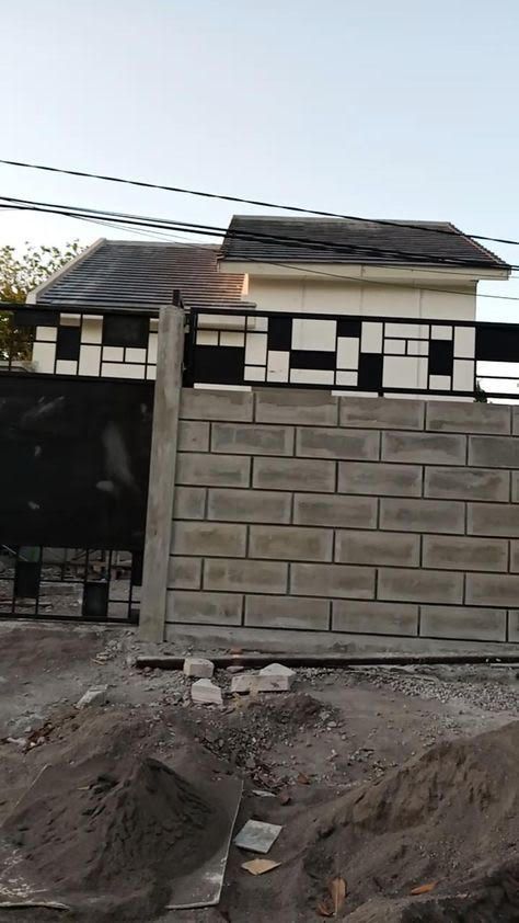 Pagar Tembok dengan Tema Industrial.