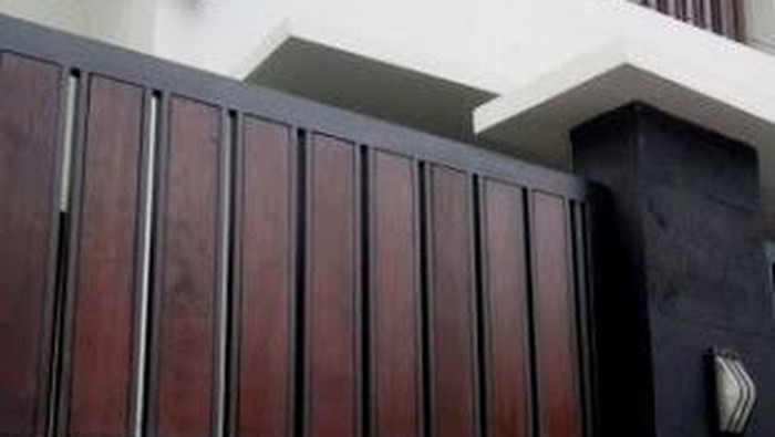 Pagar Tembok dengan Kayu Berwarna Hitam.