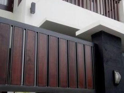 Pagar Tembok dengan Kayu Berwarna Hitam.