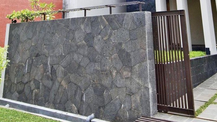 Pagar Tembok dari Batu Alam.