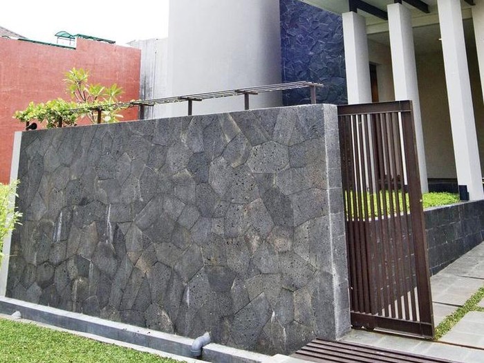 Pagar Tembok dari Batu Alam.