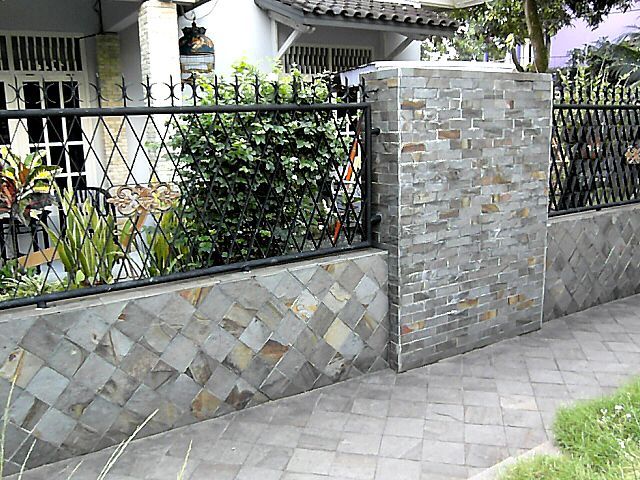 Pagar Tembok dengan Keramik Batu Alam.