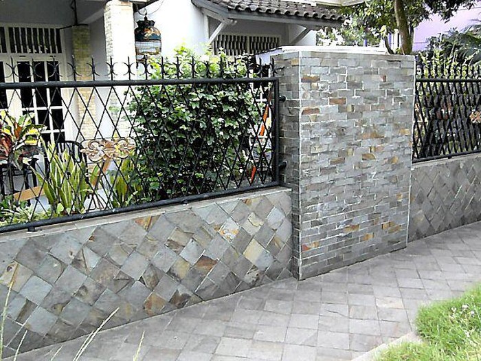 Pagar Tembok dengan Keramik Batu Alam.