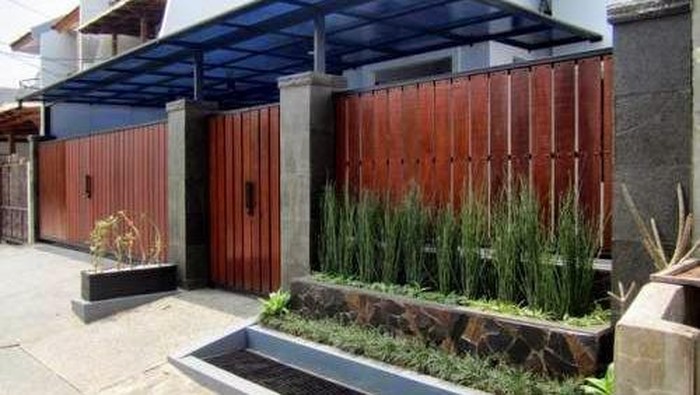 Desain Pagar Tembok dengan Kayu.