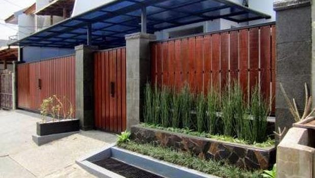 Desain Pagar Tembok dengan Kayu.