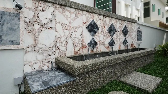 8 Inspirasi Pagar Tembok Unik, Desain Kece Beda dari yang Lain