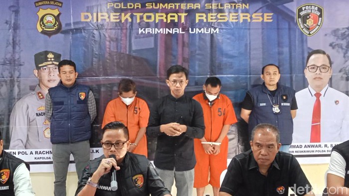 Dua debt collector yang rampas mobil warga di Palembang ditangkap polisi.