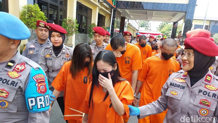 Dua wanita pelaku pengedar narkona jenis sabu berinisial I (29 ) dan A (32) saat diamankan pihak kepolisian