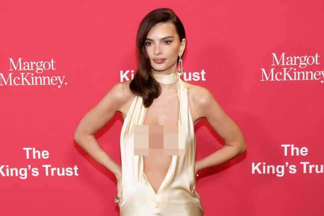 Gaun bergaya halter neck itu memiliki belahan dada yang rendah. Siluetnya yang mengikuti lekuk tubuhnya makin mempertegas pesonanya. (Foto: Taylor Hill/ Getty Images)