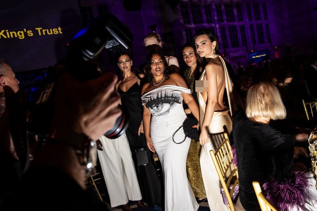 Emrata, demikian sapaan akrabnya, menjadi satu dari sekian banyak selebriti yang bermunculan di acara amal besutan Raja Charles III. Ia pun tak mau melewatkan momen tersebut dengan penampilan yang biasa. (Foto: Taylor Hill/ Getty Images)