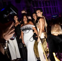 Emrata, demikian sapaan akrabnya, menjadi satu dari sekian banyak selebriti yang bermunculan di acara amal besutan Raja Charles III. Ia pun tak mau melewatkan momen tersebut dengan penampilan yang biasa. (Foto: Taylor Hill/ Getty Images)