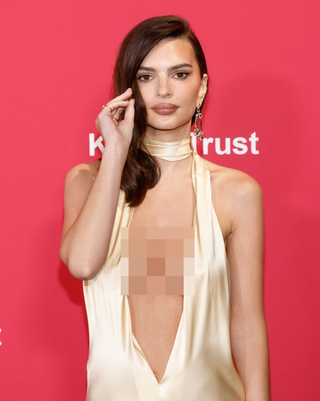 Menata rambut panjangnya yang berambut cokelat ke satu sisi, Emily menambahkan sepasang anting-anting perak yang dramatis. (Foto: Taylor Hill/ Getty Images)