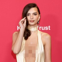 Menata rambut panjangnya yang berambut cokelat ke satu sisi, Emily menambahkan sepasang anting-anting perak yang dramatis. (Foto: Taylor Hill/ Getty Images)