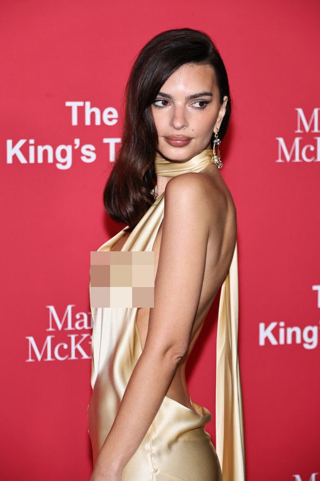 Sebuah gaun keemasan menjadi pilihan model sekaligus aktris itu. Gaun tersebut hadir dengan fitur yang sukses mempertegas keseksian tubuhnya. (Foto: Taylor Hill/ Getty Images)