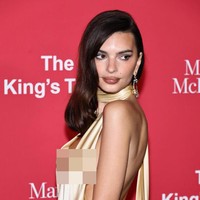 Sebuah gaun keemasan menjadi pilihan model sekaligus aktris itu. Gaun tersebut hadir dengan fitur yang sukses mempertegas keseksian tubuhnya. (Foto: Taylor Hill/ Getty Images)