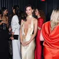 Tidak ketinggalan, sepasang heels yang menopang kaki jenjangnya makin melengkapi gaya ibu satu anak itu. (Foto: Taylor Hill/ Getty Images)