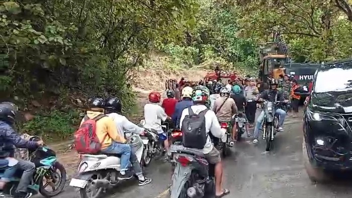 Jalan Poros Enrekang-Toraja di Kabupaten Enrekang, Sulawesi Selatan (Sulsel) sudah bisa kembali dilalui usai tertimbun material longsor.