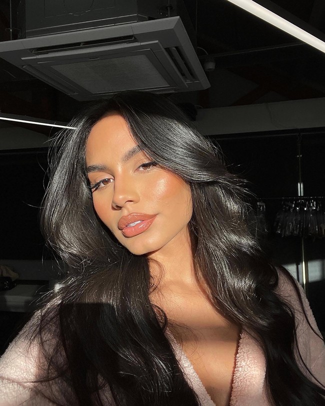 Erica Correa sendiri merupakan model asal Inggris keturunan Kolombia. Ia mulai jadi model sejak usia 13 tahun ketika direkrut agensi model di sebuah mal di Liverpool. Foto: Instagram Erica Correa