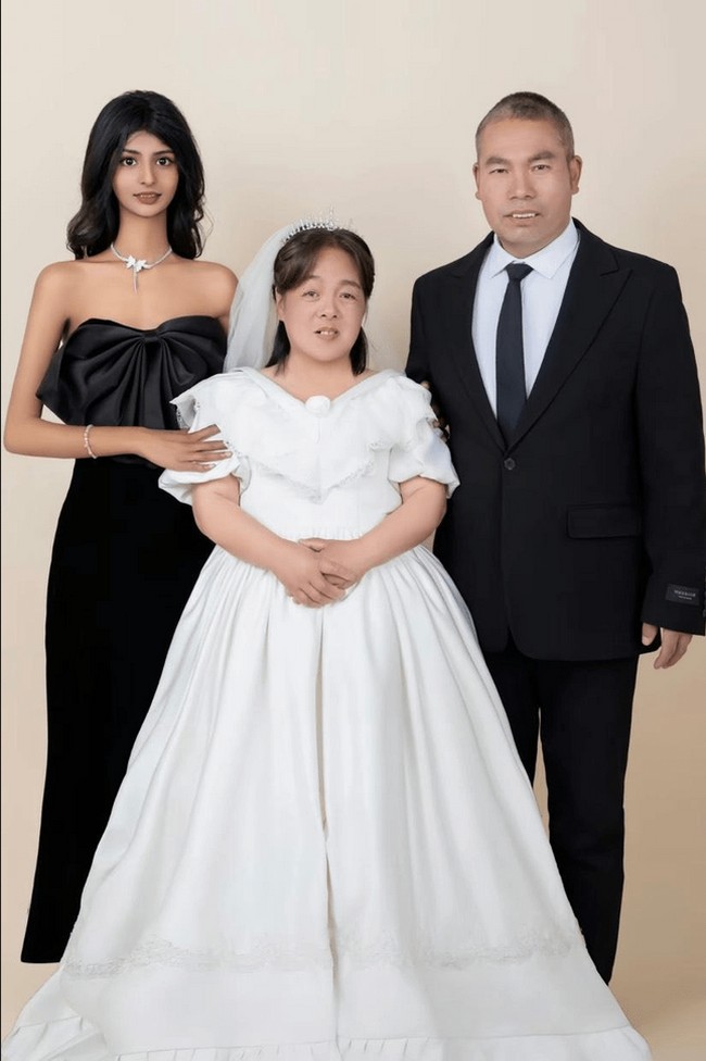 Dikatakan jika Zihe memang tidak hidup dengan bergelimang harta tapi ia dirawat dengan penuh kasih sayang. Keluargaku memang tidak kaya tapi orang tuaku tidak pernah memperlakukan aku dengan buruk. Mereka mencintaiku dengan baik dengan cara mereka sendiri, ujarnya. Foto: Dok. Weibo