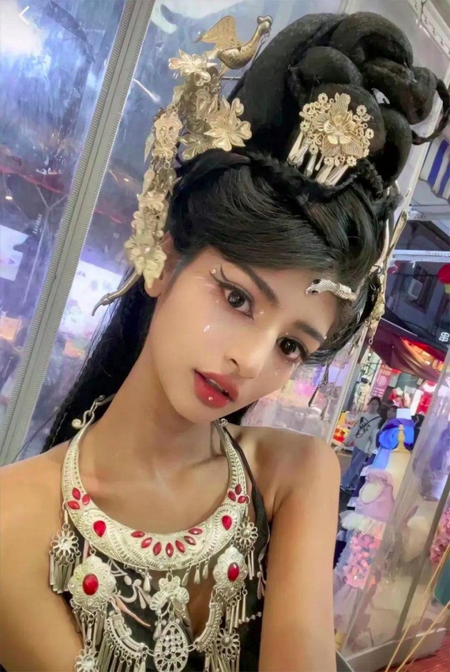 Sejak viral, Zihe pun kebanjiran berbagai tawaran kontrak dan endorsement. Menariknya, ia menolak semua tawaran iklan karena tidak mau dikomersialkan sejak awal meski menerima sejumlah pekerjaan modeling. Foto: Dok. Weibo