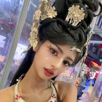 Sejak viral, Zihe pun kebanjiran berbagai tawaran kontrak dan endorsement. Menariknya, ia menolak semua tawaran iklan karena tidak mau dikomersialkan sejak awal meski menerima sejumlah pekerjaan modeling. Foto: Dok. Weibo