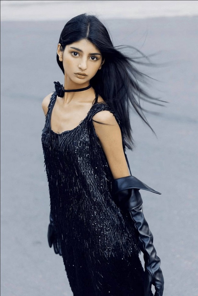 Fan Zihe yang juga dikenal sebagai Xiao Hei Ni (Gadis Kecil Hitam) jadi viral di media sosial. Ia pertama kali mengambil hati netizen ketika mengunggah videonya makanan-makanan khas China dengan dialek Henan. Foto: Dok. Weibo