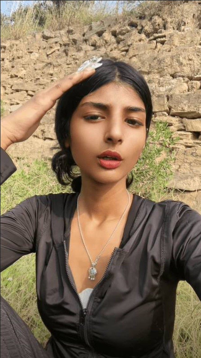 Awalnya banyak orang mengira bahwa kontennya hanya setinggan sebelum mengetahui kisah hidup Fan Zihe yang sebenarnya.Ketika itu, Fan Zihe menjelaskan bahwa dirinya adalah orang China. Aku sudah tinggal di Desa Fanzhuang, Kota Ruzhou City, Henan sejak aku kecil, katanya dilansir 8days.Foto: Dok. Weibo