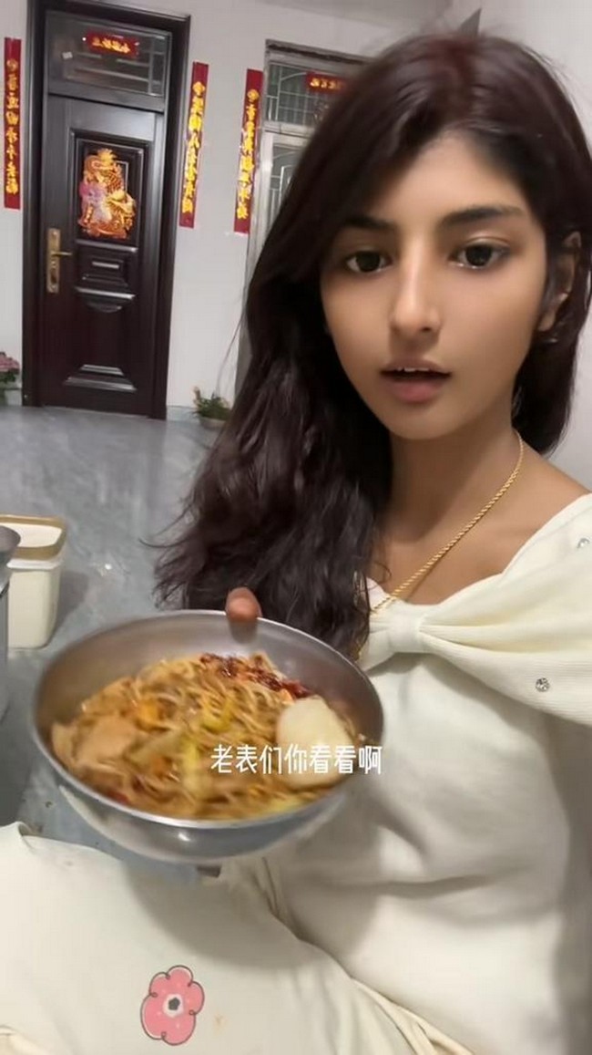 Hal tersebut membuat banyak orang kagum mengingat dirinya tidak datang dari keluarga kaya. Fan Zihe sendiri menghasilkan uang dari pertanian keluarga. Tapi berkat jadi pekerjaan sampingannya sebagai model, ia bisa menerima 4,000 yuan per bulan untuk membantu keluarga. Foto: Dok. Weibo