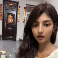 Hal tersebut membuat banyak orang kagum mengingat dirinya tidak datang dari keluarga kaya. Fan Zihe sendiri menghasilkan uang dari pertanian keluarga. Tapi berkat jadi pekerjaan sampingannya sebagai model, ia bisa menerima 4,000 yuan per bulan untuk membantu keluarga. Foto: Dok. Weibo