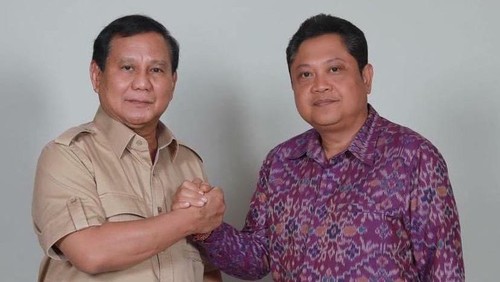 Foto Ketua Umum Partai Gerindra Prabowo Subianto berjabat tangan dengan mantan wali kota Denpasar Ida Bagus Dharmawijaya Mantra viral di medsos. (Foto: Istimewa/Instagram i_ketut_juliarta)