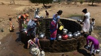 Mereka mengambil air dari sumur kering yang diisi mobil tanker.