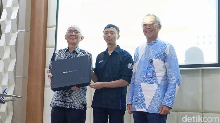 Ghozali saat memberikan alat motion capture di Udinus Semarang, Jumat (3/5/2024).