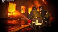 Video yang diunggah di aplikasi pesan Telegram oleh Wali Kota Odesa, Hennadii Trukhanov, menunjukkan awan asap mengepul saat petugas pemadam kebakaran menyemprotkan selang ke area yang masih terbakar. Sebagian besar area pemuatan tampaknya telah menjadi puing-puing yang terbakar. 