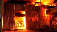 Api terlihat berkobar dari kebakaran di dalam depot pos di pelabuhan Odesa, Ukraina, menurut video yang dirilis oleh walikota pada Kamis (2/5), setelah sebuah rudal balistik Rusia dilaporkan mengenai fasilitas tersebut.