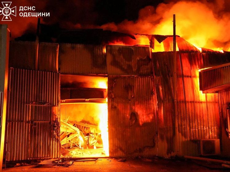 Gudang Ekspedisi Ukraina Terbakar Hebat Usai Serangan Rudal Rusia