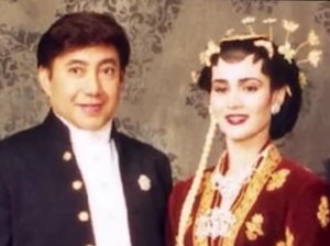 Potret Terbaru Eks Menantu Soekarno Asal Uzbekistan, Rangkul Pria Bule