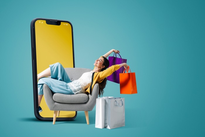 Ilustrasi Belanja Online atau Belanja Offline