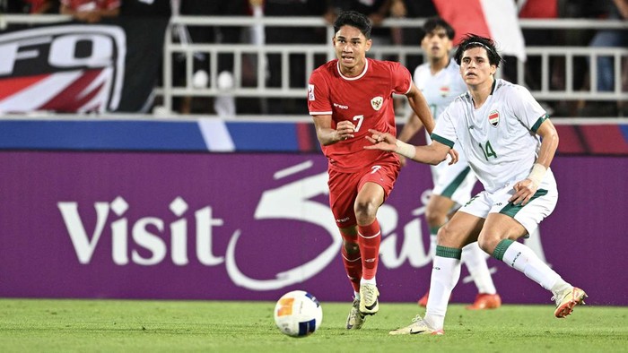 Pesepak bola Timnas Indonesia U-23 Jeam Kelly Sroyer menggiring bola saat melawan Timnas Irak U-23 dalam pertandingan perebutan tempat ketiga Piala Asia U-23 2024 di Stadion Abdullah bin Khalifa, Doha, Qatar, Jumat (3/5/2024) dini hari. ANTARA FOTO/HO-PSSI/mrh/rwa.