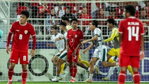 Iraqs forward #07 Ali Jasim runs behind the net as he celebrates after scoring his teams second goal during the U23 AFC Qatar 2024 Asian Cup third-place match between Iraq and Indonesia at Abdullah Bin Khalifa Stadium in Doha on May 2, 2024. (Photo by Karim JAAFAR / AFP)