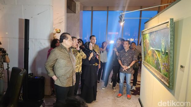 Jaksa Agung ST Burhanuddin dan Chairman CT Corp Chairul Tanjung saat menghadiri pamera lukisan 'Gelombang Ekspresi'.