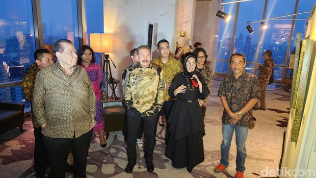 Jaksa Agung ST Burhanuddin dan Chairman CT Corp Chairul Tanjung saat menghadiri pamera lukisan 'Gelombang Ekspresi'.