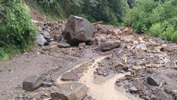 Jalan Poros Enrekang-Toraja tertimbun longsor.