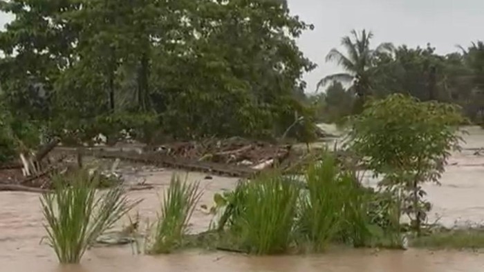 Jembatan putus di Sidrap akibat diterjang banjir.
