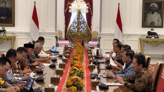 Jokowi Rapat Bareng Menko PMK-Kapolri Bahas Penanganan Erupsi Gunung Ruang