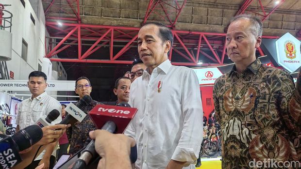 Presiden Joko Widodo (Jokowi) saat meninjau Periklindo Electric Vehicle Show (PEVS) 2024 digelar di JIExpo Kemayoran, Jakarta, Jumat (3/5/2024).